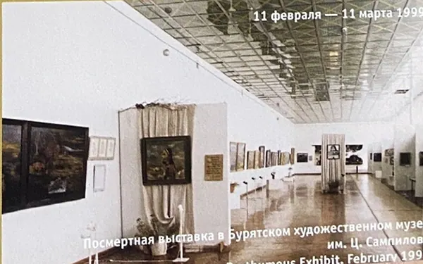 Зал посмертной выставки Аллы Цыбиковой в музее имени Сампилова, 1999